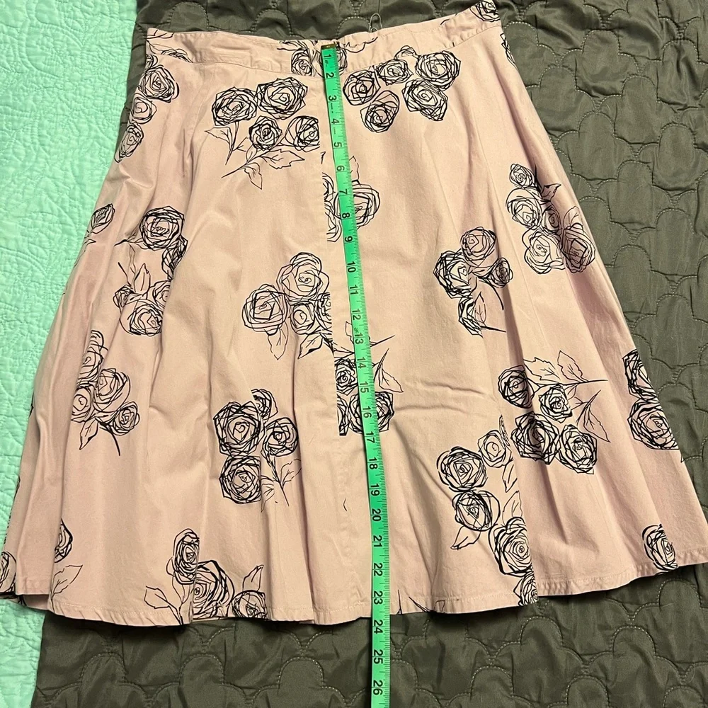 H&M midi flare skirt. Lavender with black floral design. Size 8 - Picture 6 of 6